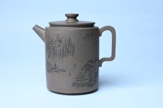 紫砂壶图片：美壶特惠 蠡墅大水潭深井老天青泥 精致圆础壶 装饰山水 茶人醉爱 - 全手工紫砂壶网