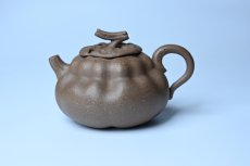 紫砂壶图片：美壶特惠 精致卡盖全手工老青段仿生小花货柿子壶 茶人醉爱 - 全手工紫砂壶网