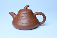 紫砂壶图片：美壶特惠 潜力股王老师 全手工拍打成型茄瓢壶 装饰梅花 特文气 - 全手工紫砂壶网