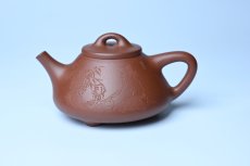 紫砂壶图片：特好底曹青 全手工小子冶石瓢 抚琴看修竹 装饰特文气 期待与亲结缘 - 全手工紫砂壶网