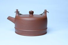 紫砂壶图片：美壶特惠 手工手制精致紫泥提梁壶 茶人醉爱 - 全手工紫砂壶网