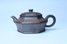 紫砂壶图片：美壶特惠 柴烧六方虚扁紫砂壶 茶人醉爱 - 全手工紫砂壶网