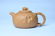 紫砂壶图片：潜力股赵老师实力演绎全手工老黄段泥金蟾供春壶 金蟾灵动 不失为一把好壶 - 全手工紫砂壶网