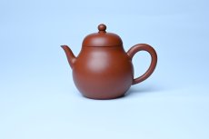 紫砂壶图片：美壶特惠 油润大红袍朱泥 手中无梨式 何以言茗事 小品高梨形 - 全手工紫砂壶网