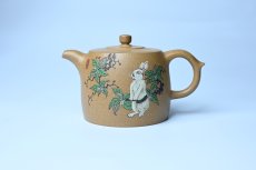 紫砂壶图片：美壶特惠 精致特好黄段泥井栏壶 泥绘祥瑞兔子 惠风和畅 寓意吉祥好运常来 - 全手工紫砂壶网