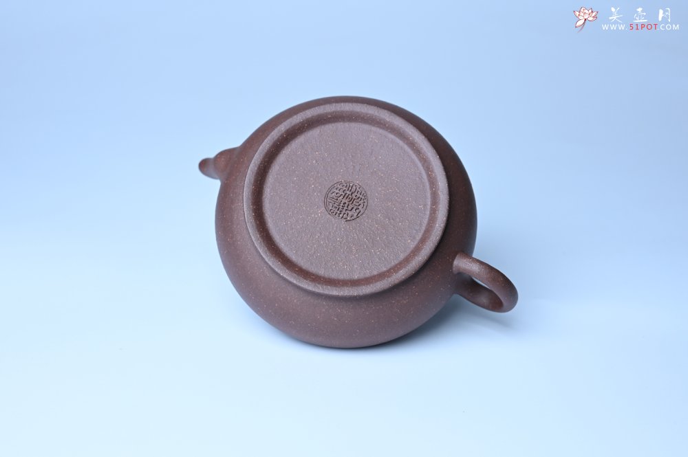 紫砂壶图片：美壶特惠 特好紫泥扁玉壶 装饰不老松 文气十足 - 全手工紫砂壶网