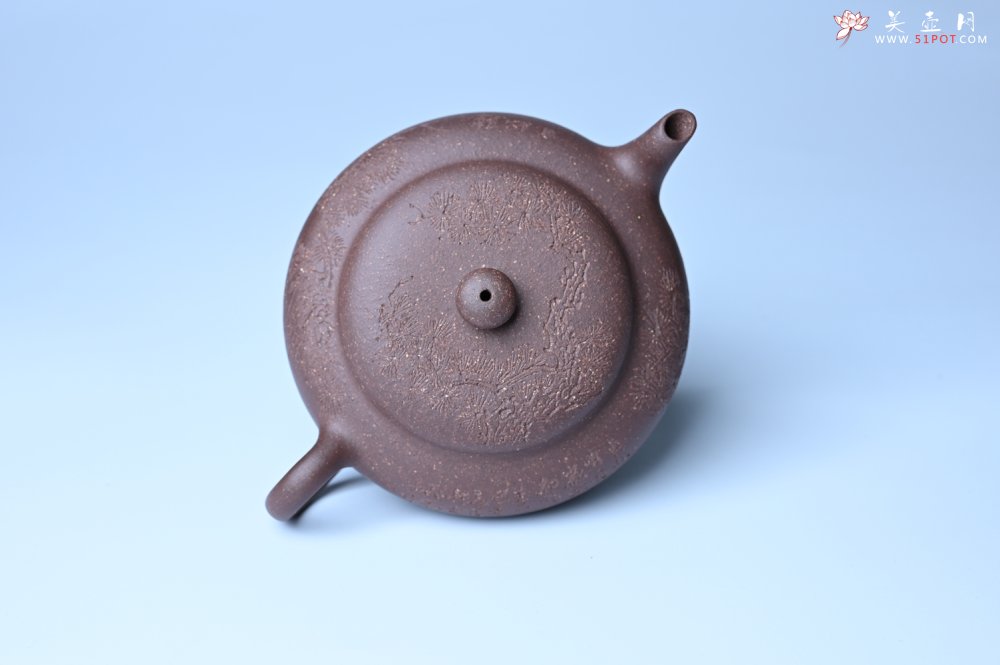 紫砂壶图片：美壶特惠 特好紫泥扁玉壶 装饰不老松 文气十足 - 全手工紫砂壶网