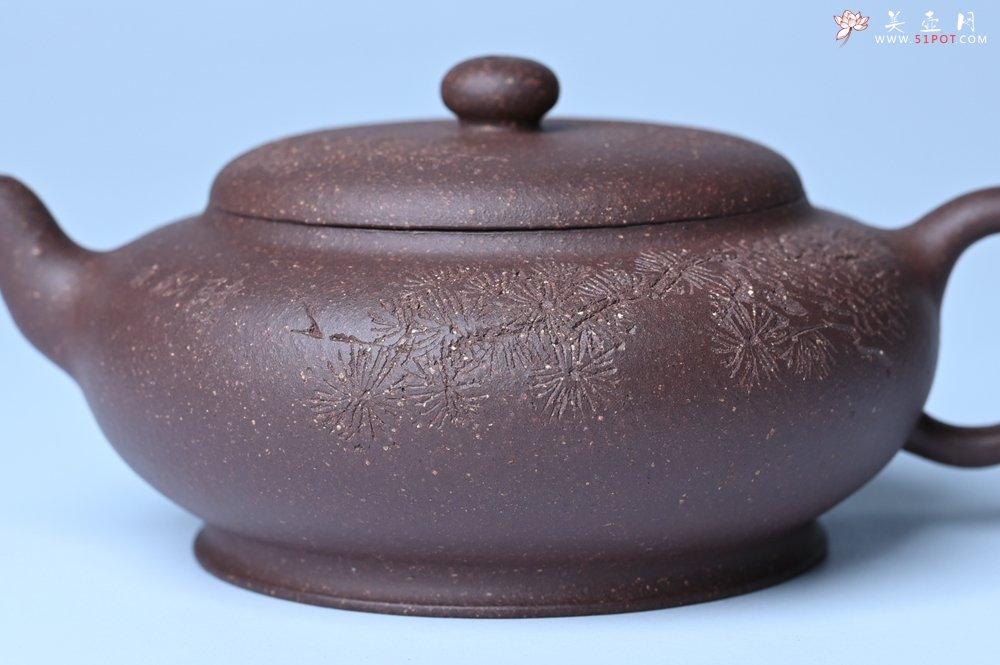 紫砂壶图片：美壶特惠 特好紫泥扁玉壶 装饰不老松 文气十足 - 全手工紫砂壶网
