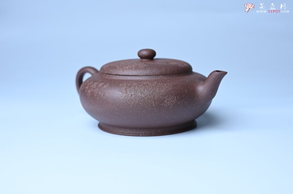 紫砂壶图片：美壶特惠 特好紫泥扁玉壶 装饰不老松 文气十足 - 全手工紫砂壶网