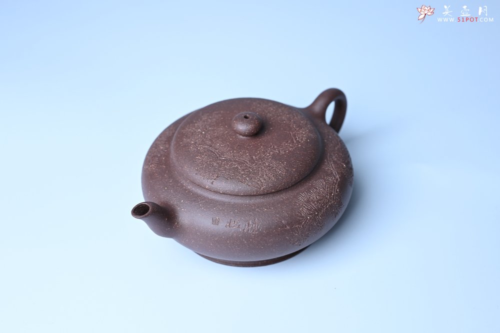 紫砂壶图片：美壶特惠 特好紫泥扁玉壶 装饰不老松 文气十足 - 全手工紫砂壶网