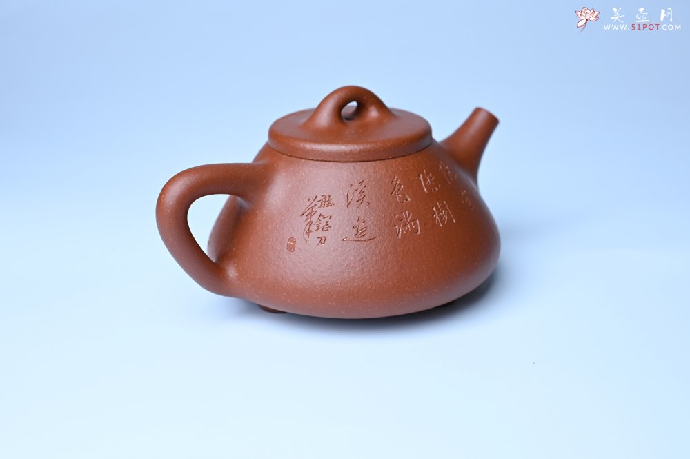 紫砂壶图片：实力派国工周斌（周镔）特好红降坡泥全手工子冶石瓢 张听钢装饰山水 - 全手工紫砂壶网