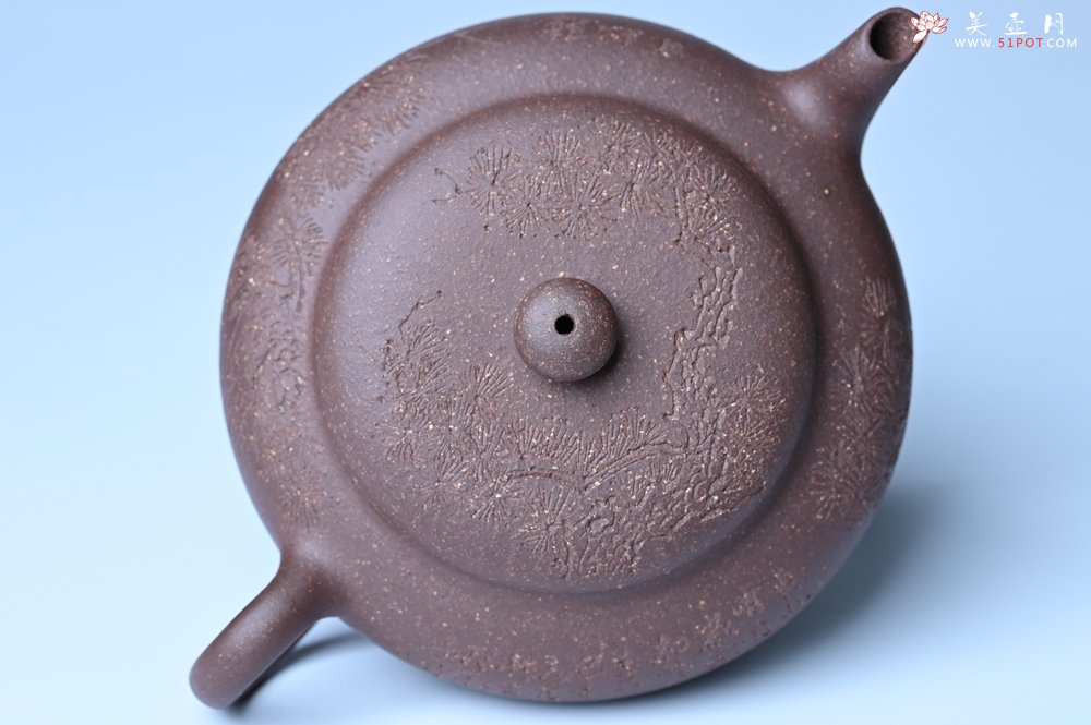 紫砂壶图片：美壶特惠 特好紫泥扁玉壶 装饰不老松 文气十足 - 全手工紫砂壶网