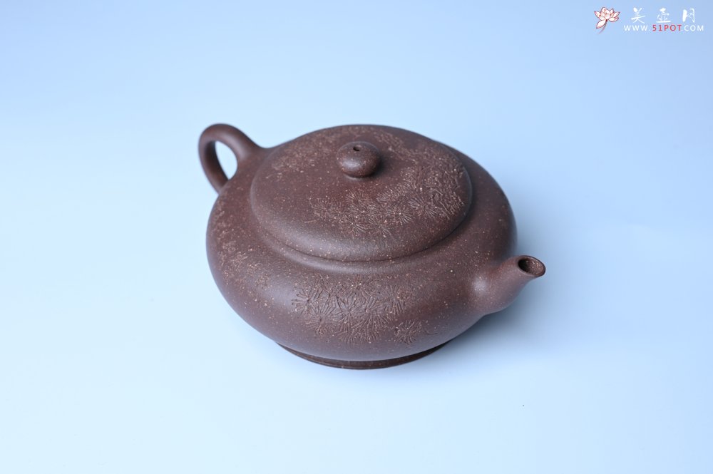 紫砂壶图片：美壶特惠 特好紫泥扁玉壶 装饰不老松 文气十足 - 全手工紫砂壶网