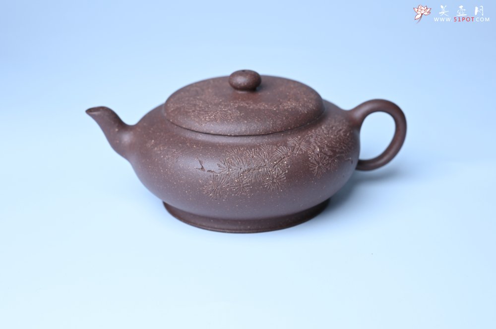 紫砂壶图片：美壶特惠 特好紫泥扁玉壶 装饰不老松 文气十足 - 全手工紫砂壶网
