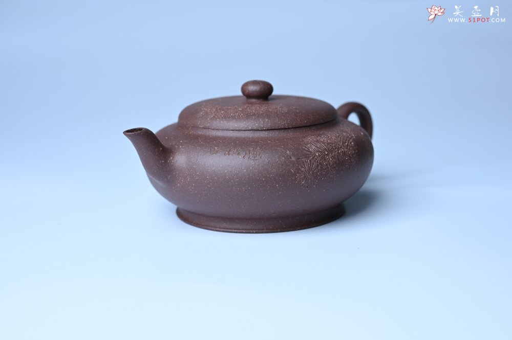 紫砂壶图片：美壶特惠 特好紫泥扁玉壶 装饰不老松 文气十足 - 全手工紫砂壶网