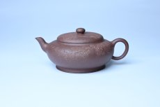 紫砂壶图片：美壶特惠 特好紫泥扁玉壶 装饰不老松 文气十足 - 全手工紫砂壶网