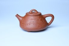 紫砂壶图片：实力派国工周斌（周镔）特好红降坡泥全手工子冶石瓢 张听钢装饰山水 - 全手工紫砂壶网