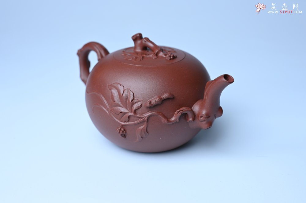 紫砂壶图片：实力派国工顾顺荣和夫人尹璐合作款 黄龙山紫泥松鼠葡萄壶270cc - 全手工紫砂壶网