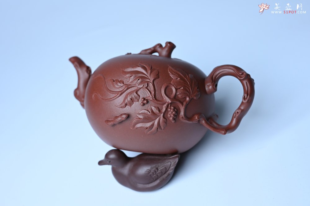 紫砂壶图片：实力派国工顾顺荣和夫人尹璐合作款 黄龙山紫泥松鼠葡萄壶270cc - 全手工紫砂壶网