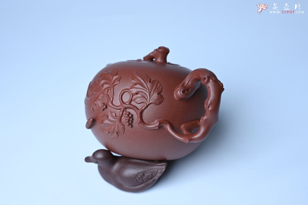 紫砂壶图片：实力派国工顾顺荣和夫人尹璐合作款 黄龙山紫泥松鼠葡萄壶270cc - 全手工紫砂壶网