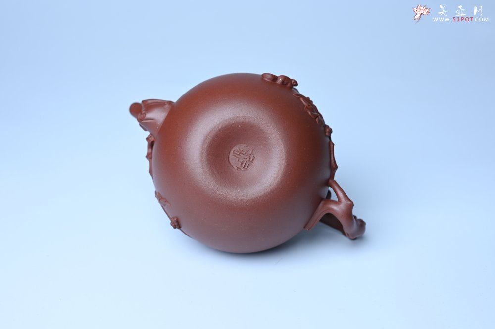 紫砂壶图片：实力派国工顾顺荣和夫人尹璐合作款 黄龙山紫泥松鼠葡萄壶270cc - 全手工紫砂壶网