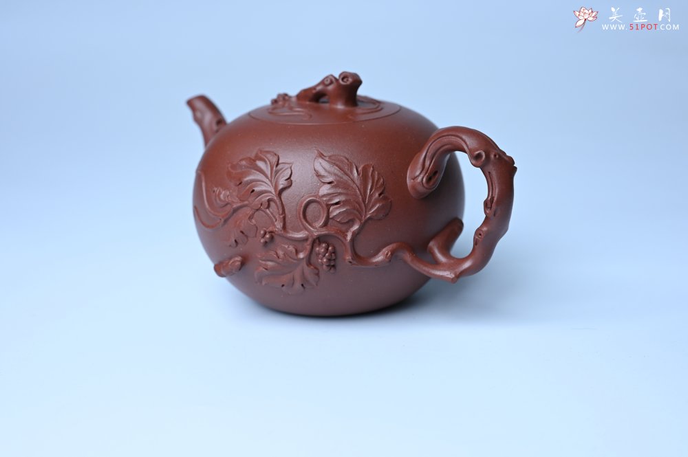 紫砂壶图片：实力派国工顾顺荣和夫人尹璐合作款 黄龙山紫泥松鼠葡萄壶270cc - 全手工紫砂壶网