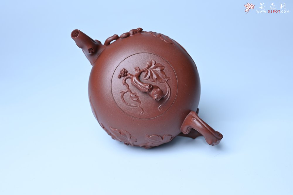 紫砂壶图片：实力派国工顾顺荣和夫人尹璐合作款 黄龙山紫泥松鼠葡萄壶270cc - 全手工紫砂壶网