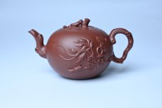 紫砂壶图片：实力派国工顾顺荣和夫人尹璐合作款 黄龙山紫泥松鼠葡萄壶270cc - 全手工紫砂壶网